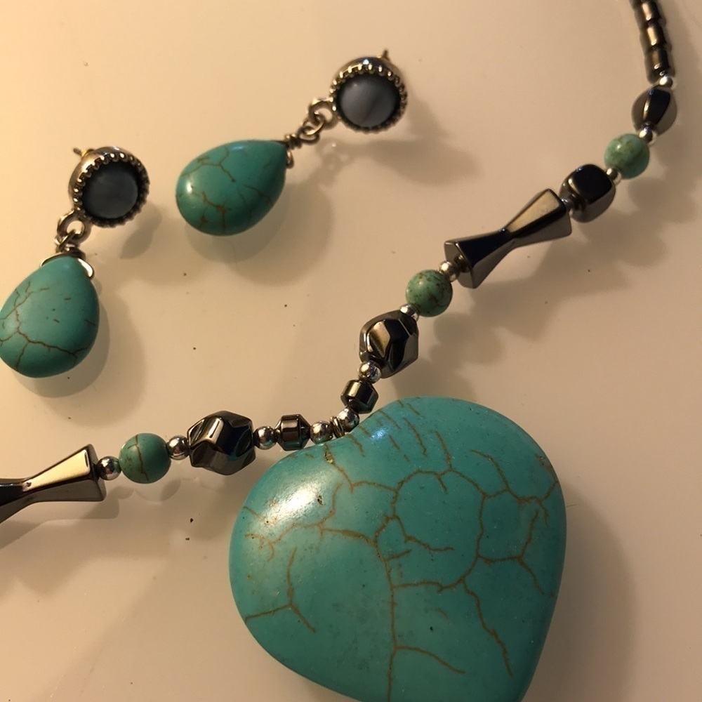 Turquoise central heart necklace with matching pierce earrings 16 total inches - Picture 3 of 4